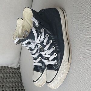 Girl’s Black Converse    Size 7